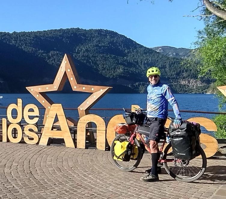 L'impresa del livornese Alessandro, pensionato delle Poste che sfida la Patagonia in bici<br>
