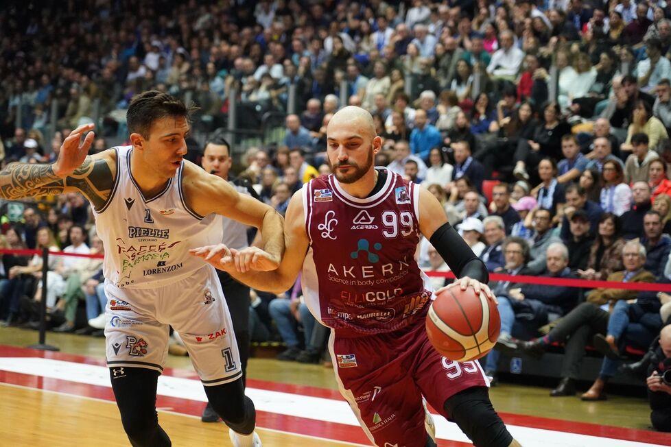 Lucarelli contro Ferraro (foto Silvi)
