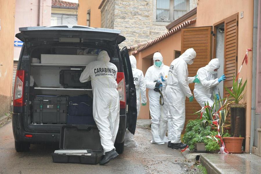 
	I tecnici del Ris in via Adua ad Arzachena<em> (foto Vanna Sanna)</em>

