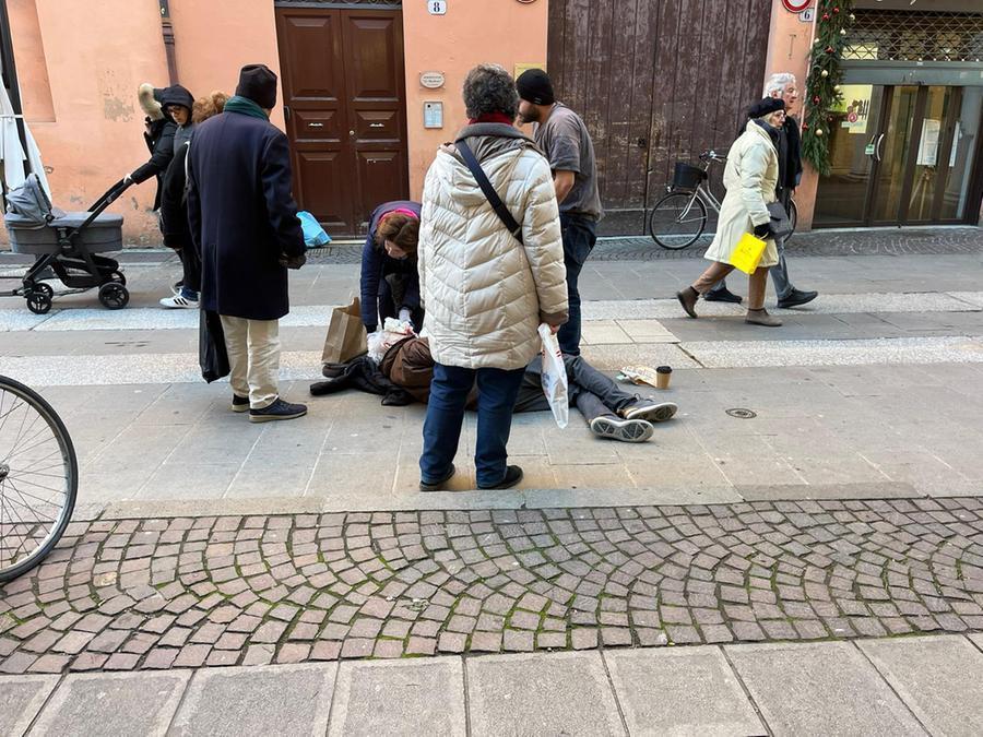 Ferrara. Non si accorge dello “scalino” e cade a terra