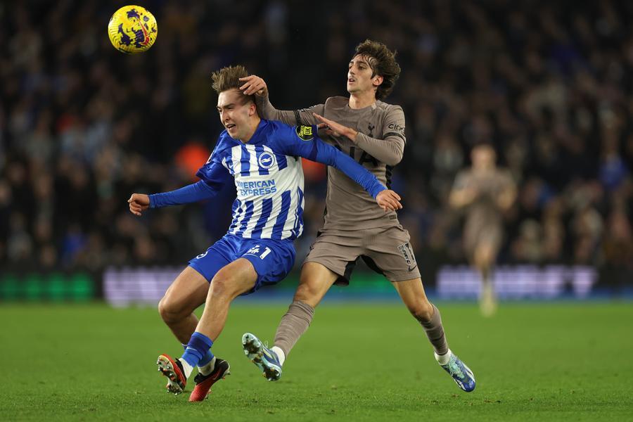 
	Bryan Gil i n azione contro Jack Hinshelwood nella gara contro il Brighton

