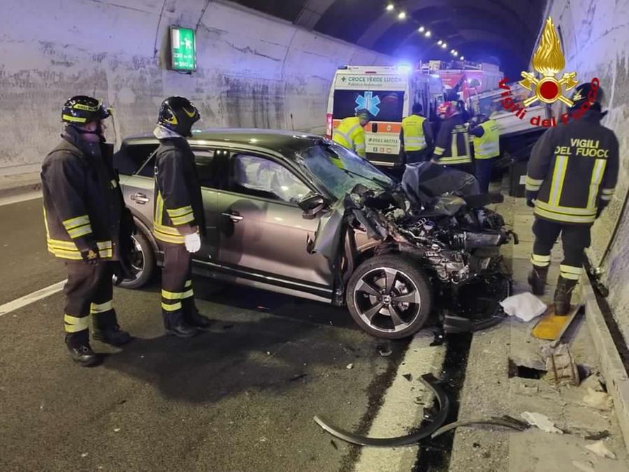 Massarosa, schianto nella galleria dell’autostrada