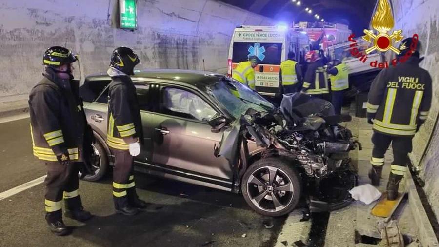 Massarosa, schianto nella galleria dell’autostrada