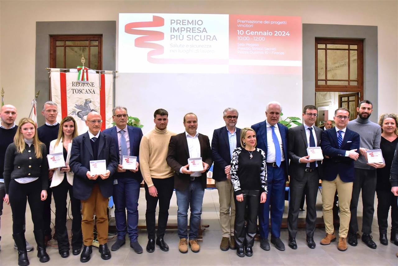 I vincitori del premio “Impresa più sicura” promosso dalla Regione: al centro il presidente Eugenio Giani e Simone Bezzini, assessore regionale alla Sanità