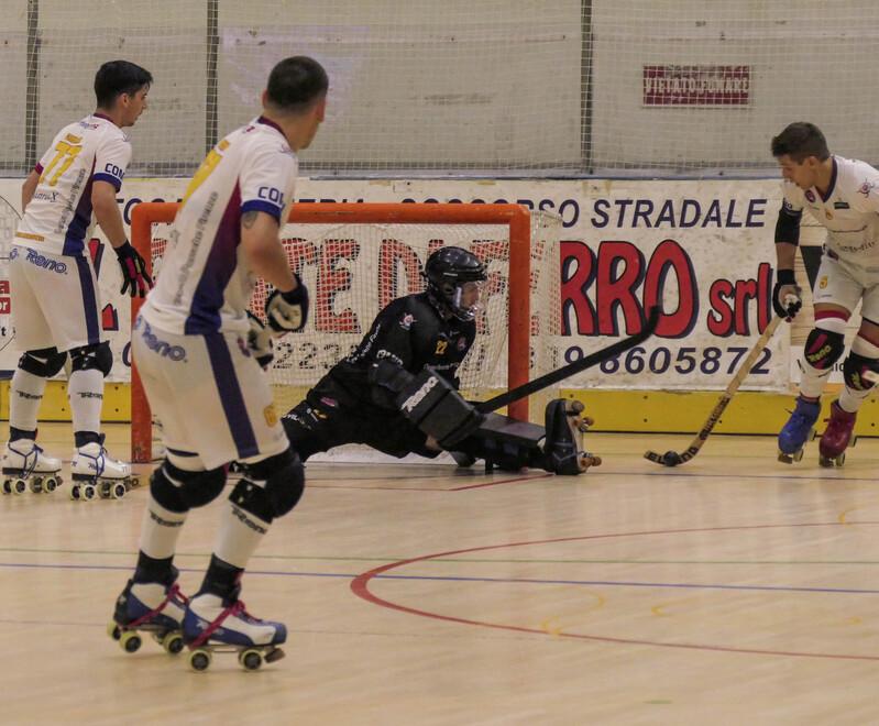 Il Forte dei Marmi impegnato in una fase difensiva: stasera contro il Deportivo Liceo sarà obbligatorio vincere per poter sperare di recuperare lo svantaggio sul Barcelos (Foto Roberto Paglianti)