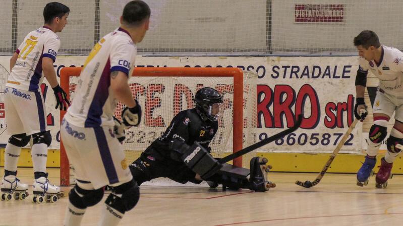 Il Forte dei Marmi impegnato in una fase difensiva: stasera contro il Deportivo Liceo sarà obbligatorio vincere per poter sperare di recuperare lo svantaggio sul Barcelos (Foto Roberto Paglianti)
