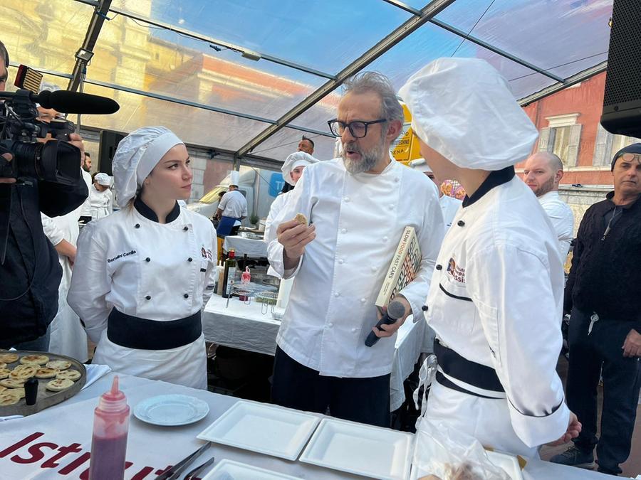 Massimo Bottura: «La cucina emiliana è pazzesca, la porterò anche a Singapore. Ma basta con le distese di tavoli...»