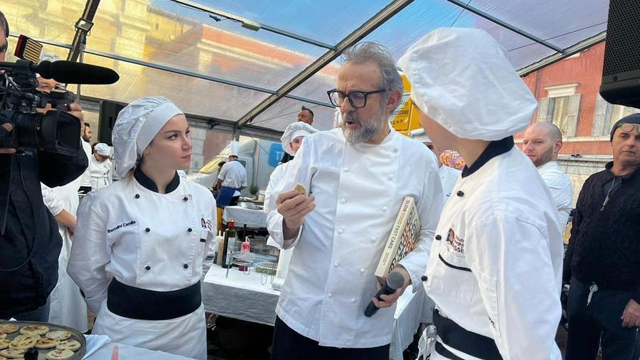 Massimo Bottura: «La cucina emiliana è pazzesca, la porterò anche a Singapore. Ma basta con le distese di tavoli...»