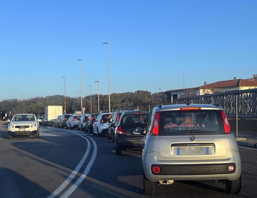 Livorno, ai Tre Ponti ecco il senso unico alternato. Prime code al semaforo<br>
