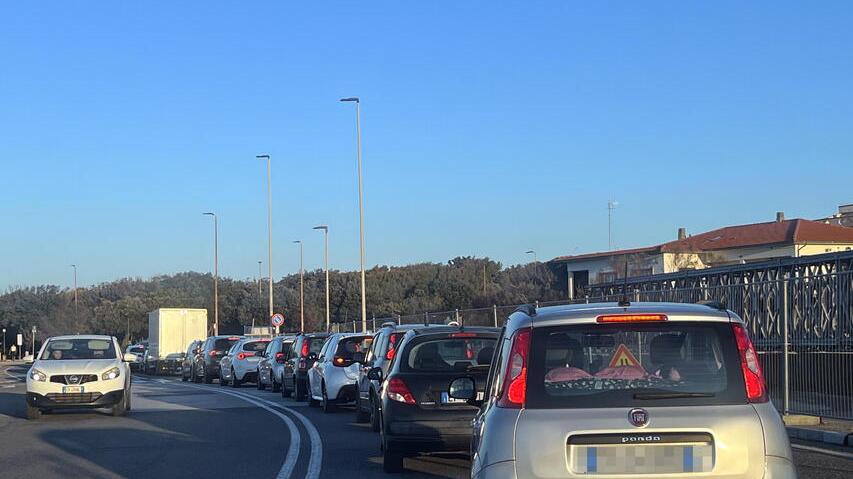 Livorno, ai Tre Ponti ecco il senso unico alternato. Prime code al semaforo<br type="_moz" />
