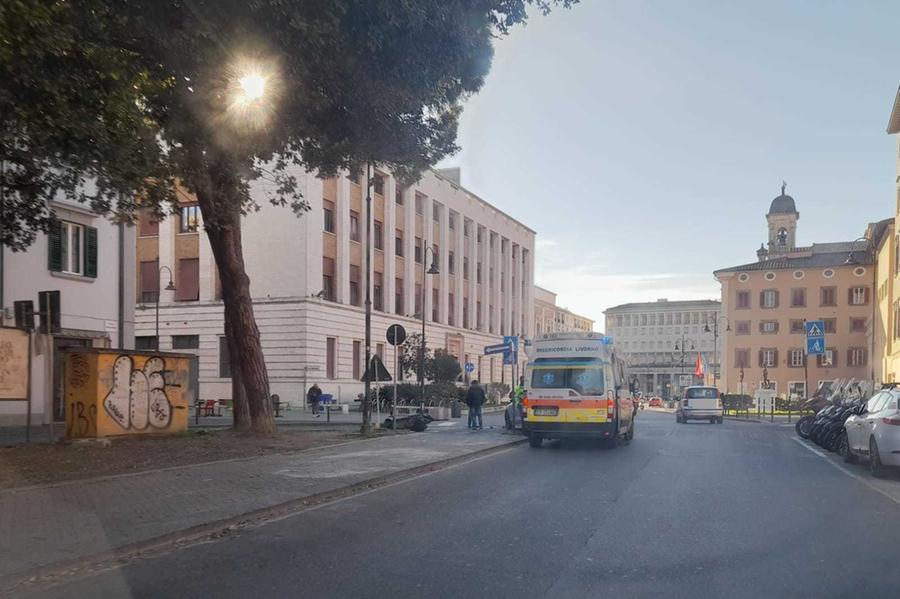 Livorno, scontro tra auto e moto sul viale degli Avvalorati