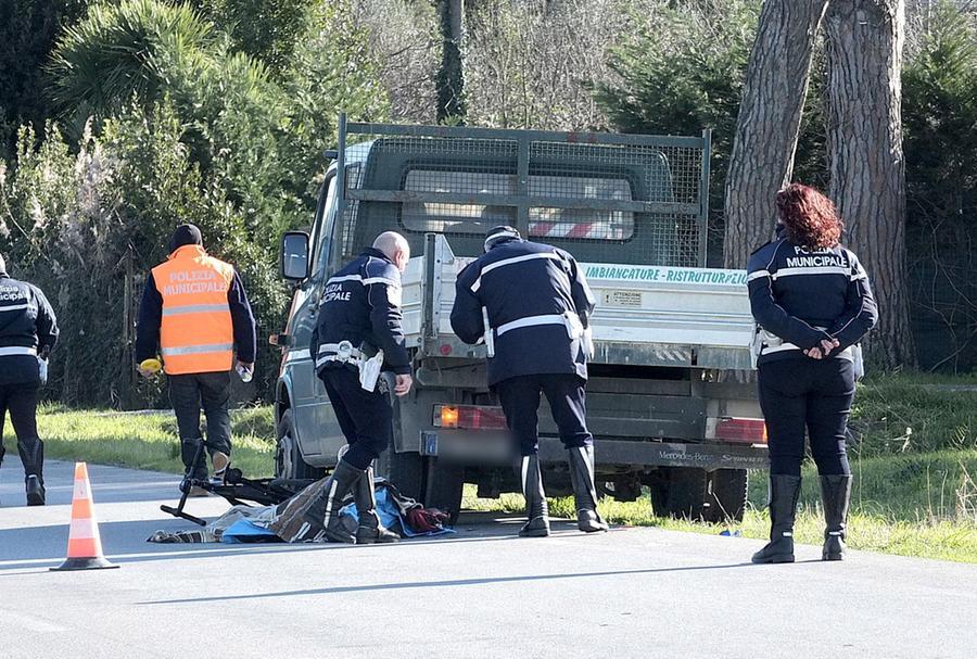 Pisa, in bici contro un camion: chi è il ciclista morto