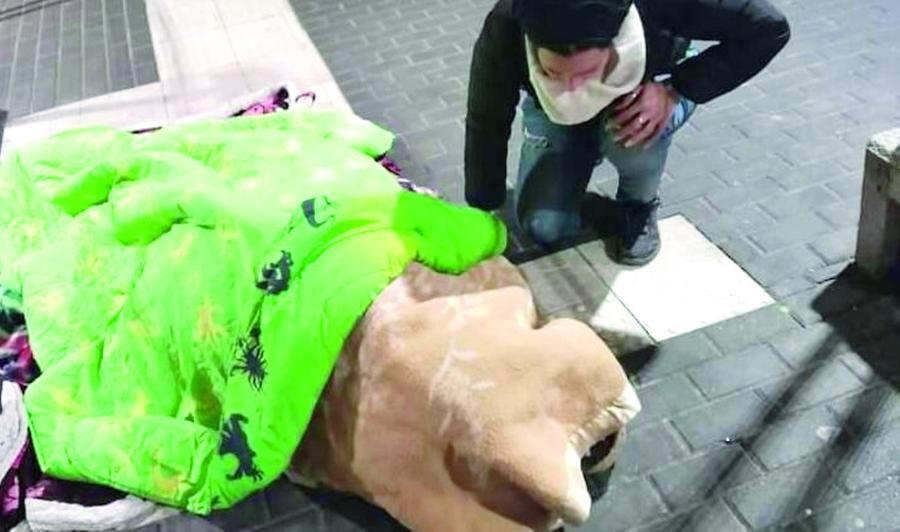 «Strangolato per una coperta» Muore dopo 12 giorni d’agonia