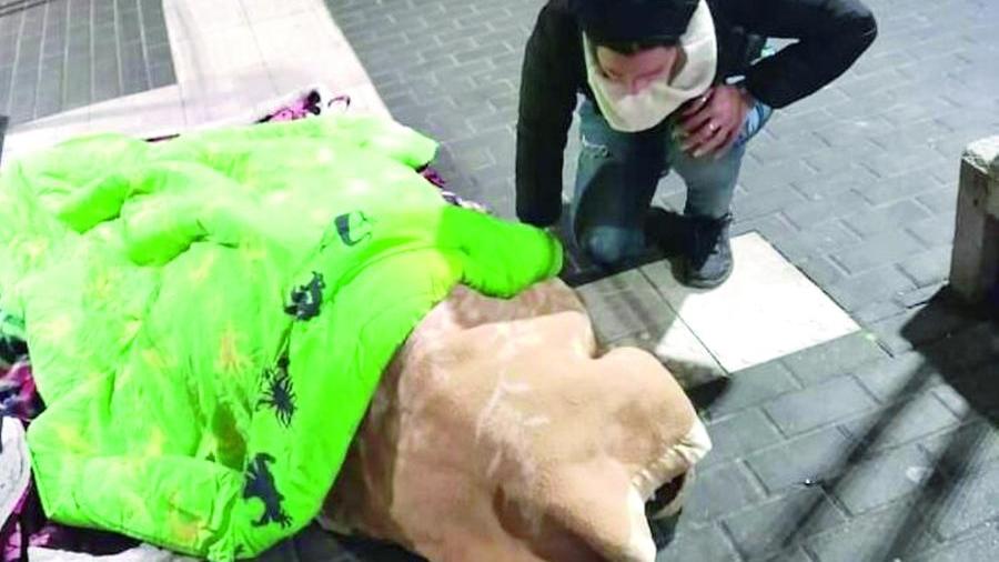 «Strangolato per una coperta» Muore dopo 12 giorni d’agonia