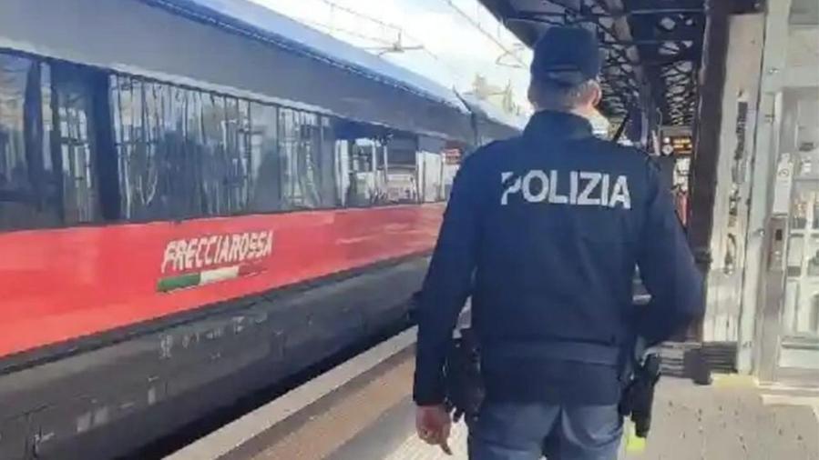 Firenze, muore investito sui binari alla stazione di Santa Maria Novella: ritardi e disagi