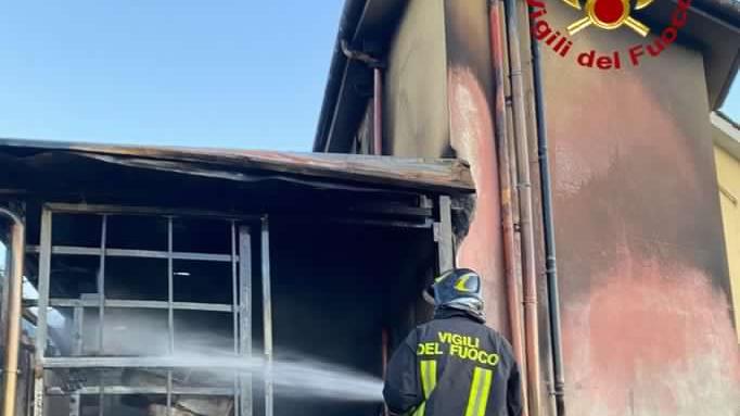 Lucca, ustionato nel rogo in un fondo accanto alla casa