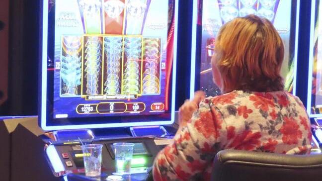 Emergenza ludopatia a Sassari, ore davanti allo schermo di una slot machine