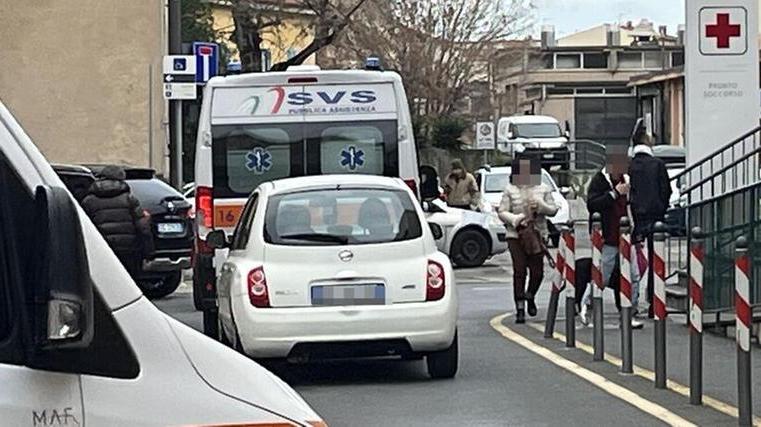 Ambulanze all’esterno del pronto soccorso dell’ospedale di Livorno (foto Franco Silvi)