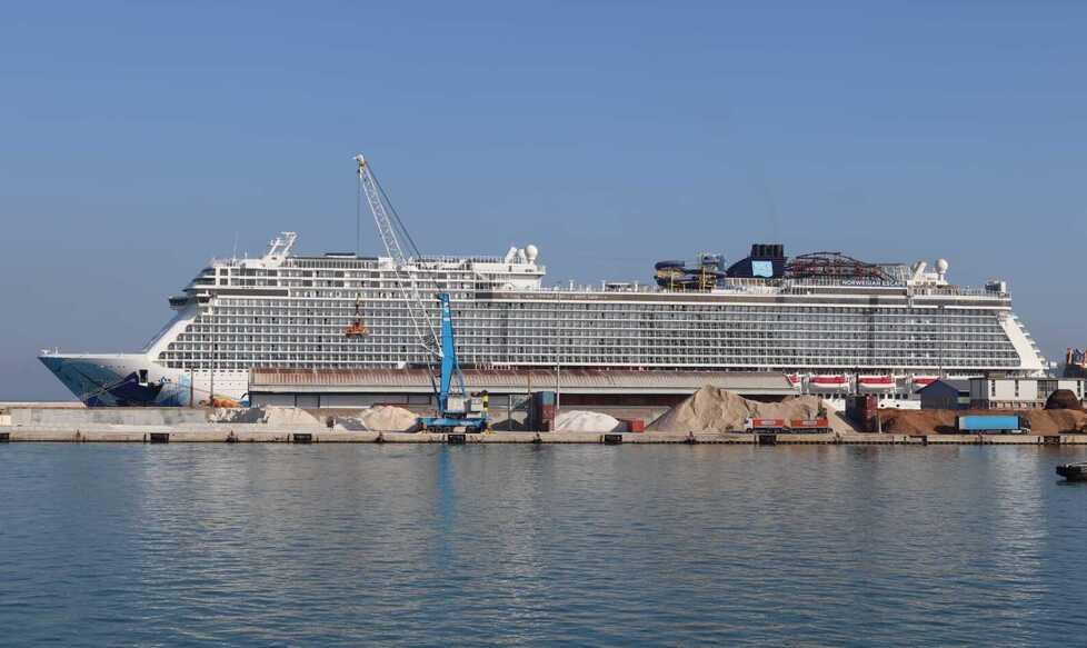 La Norwegian Escape in porto a Livorno (foto d’archivio)