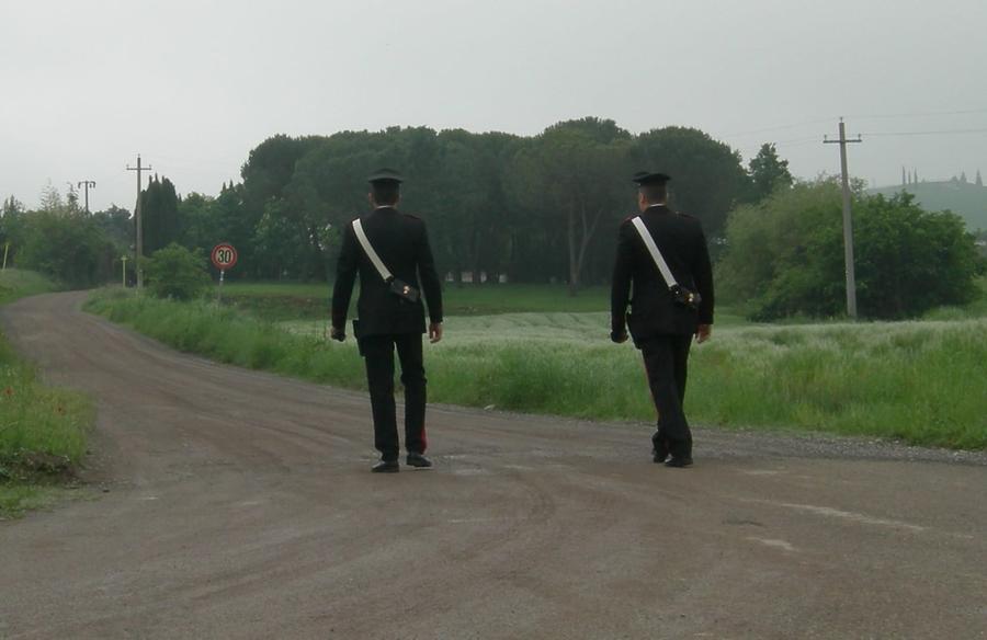 In fuga sul carro attrezzi rubato inseguito dai carabinieri: scene da film nelle campagne di Serri
