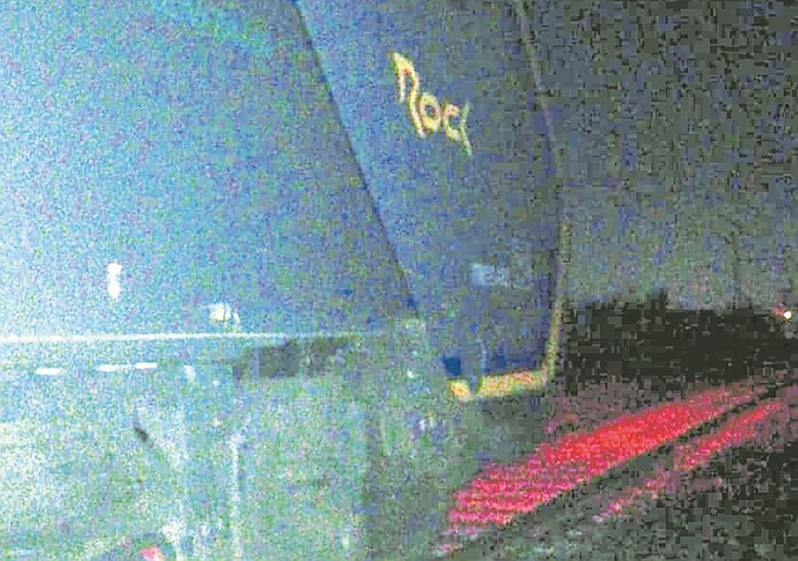 
	Un treno fermo lungo la ferrovia di notte (foto d'archivio)

