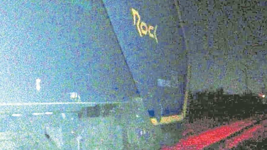 Un treno fermo lungo la ferrovia di notte (foto d'archivio)