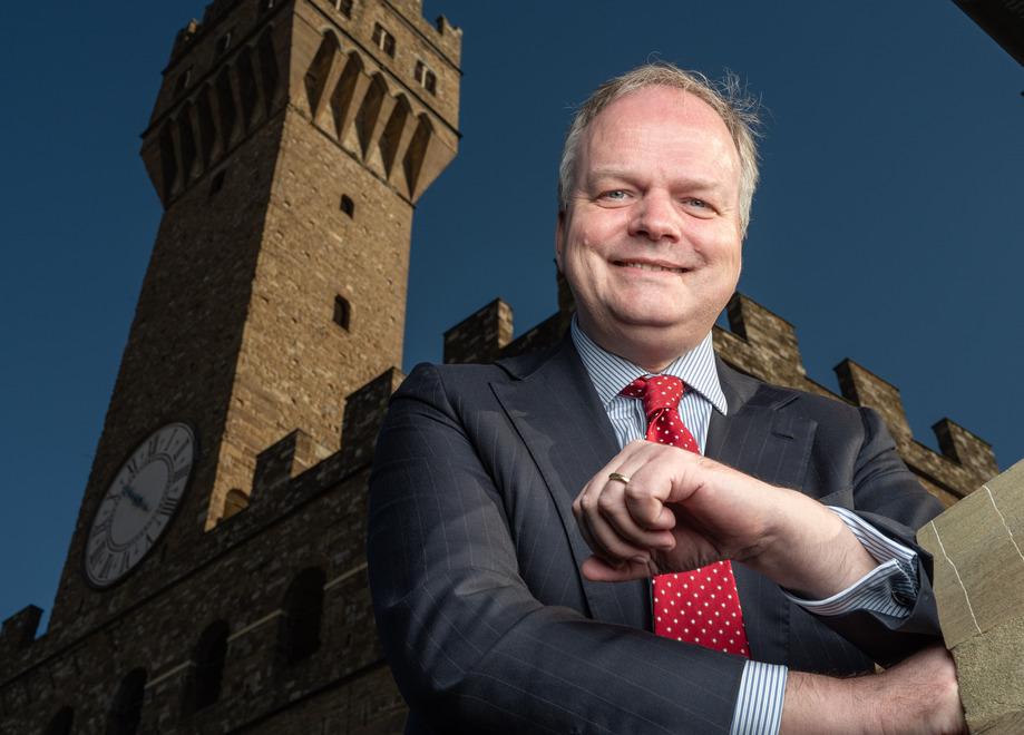 Eike Schmidt con alle spalle Palazzo Vecchio