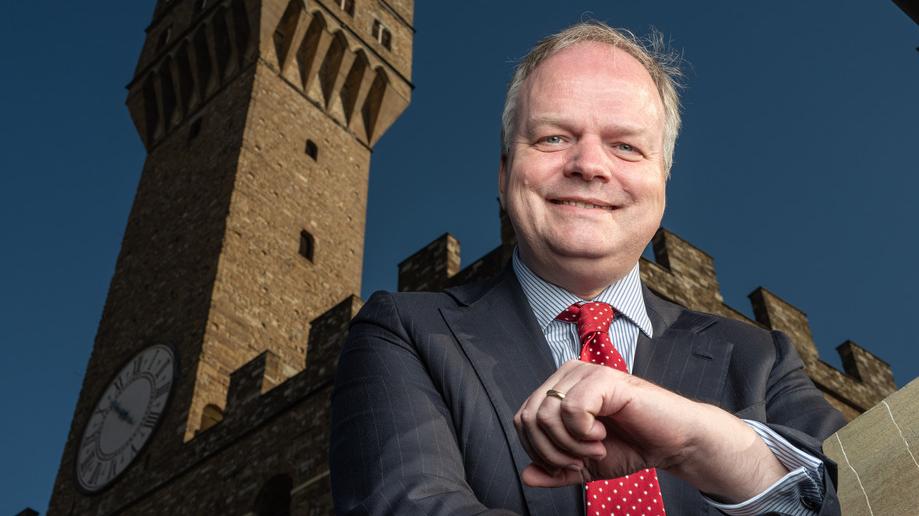 Eike Schmidt con alle spalle Palazzo Vecchio