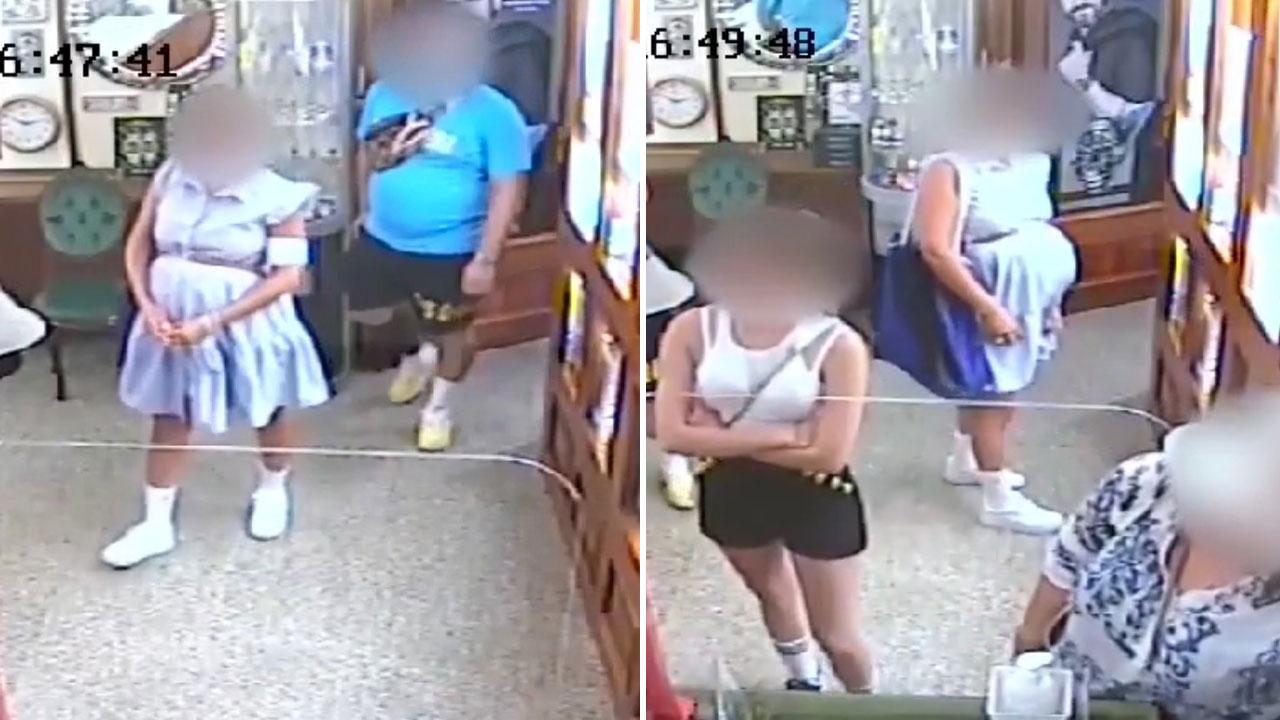 Due fermo immagini riprese dalle telecamere del negozio