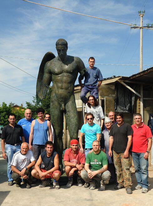 Il gruppo di lavoro della fonderia Da Prato nel 2008 con l’opera di Mitoraj “Ikaro Alato” appena conclusa