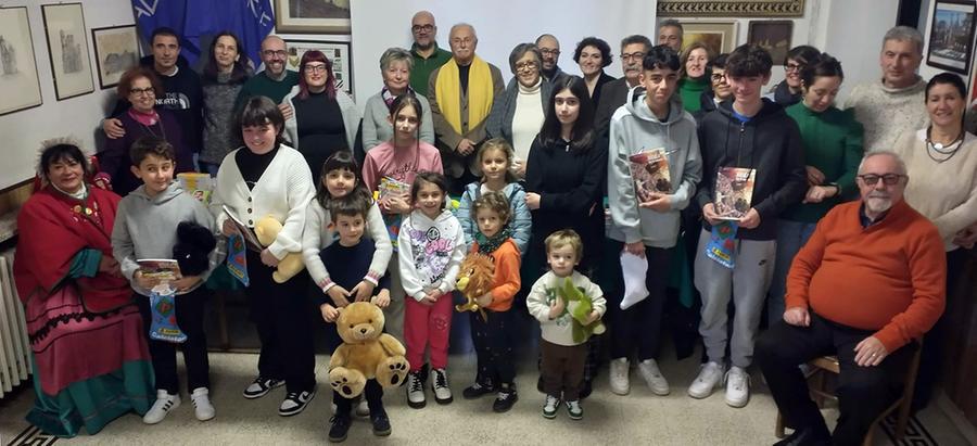 
	In primo piano i bambini premiati

