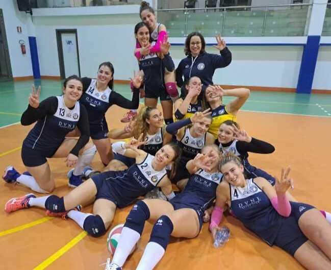 Nella foto la squadra di Prima Divisione festeggia la vittoria contro Peccioli