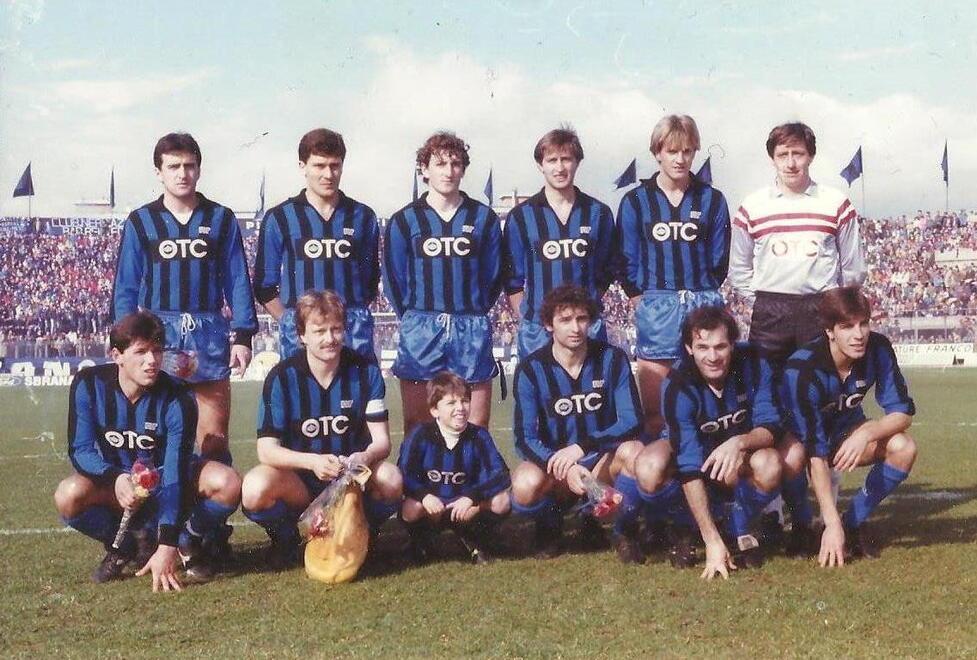 La formazione del Pisa edizione 1985/1986 che in Serie A riuscì a vincere in casa del Napoli