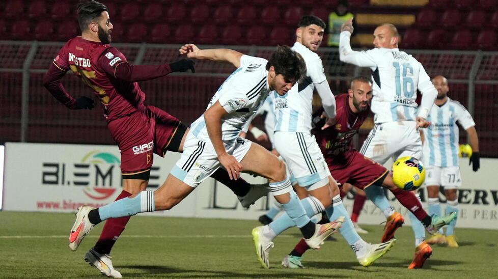 Nicastro e Catanese in azione nel corso della partita interna giocata dal Pontedera con la Virtus Entella (foto Silvi)