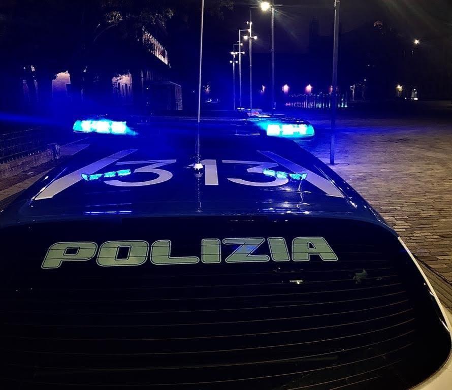 Calci e pugni ai passanti che lo bloccano mentre forza un’auto, arrestato