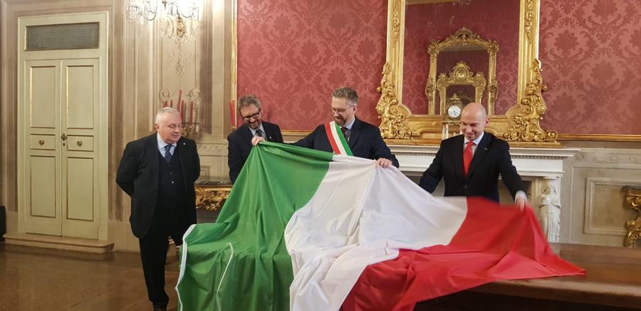 Il Lions dona il Tricolore al Comune di Bologna