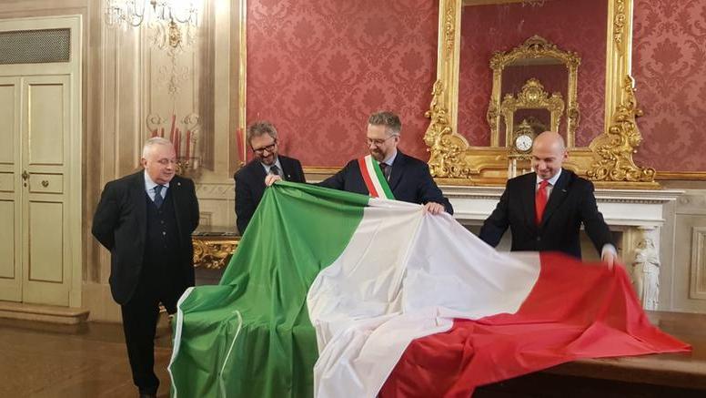 Il Lions dona il Tricolore al Comune di Bologna