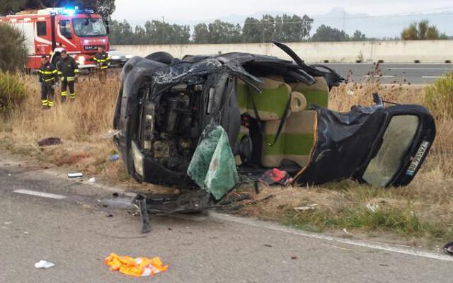 Auto salta il guard rail e si ribalta: tre ragazzi feriti, uno è gravissimo 