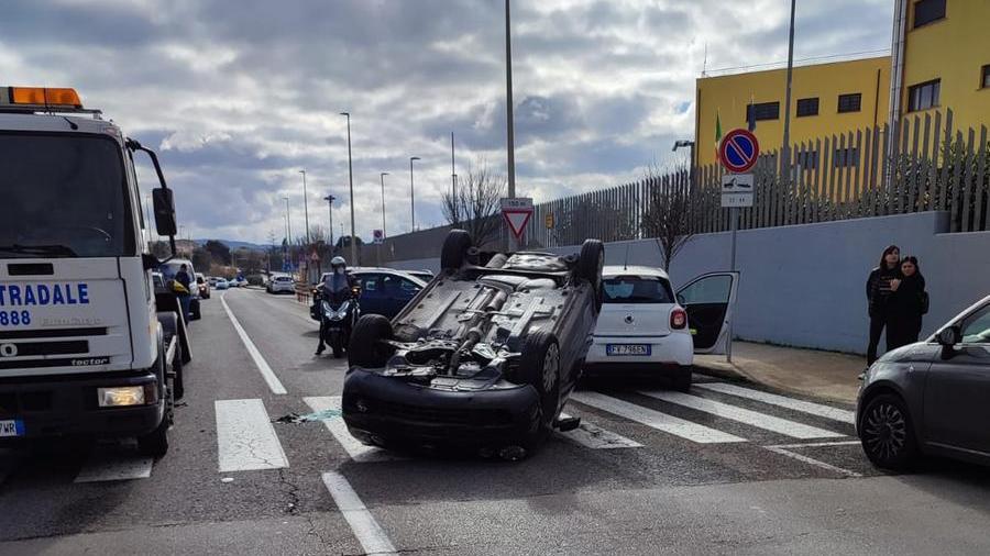 Incidente a Sassari: automobilista di 88 anni perde il controllo dell’auto che si ribalta