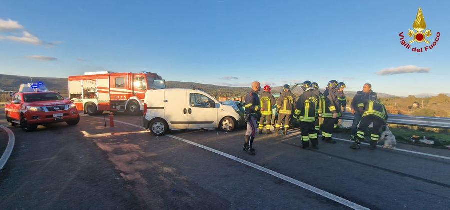Nuoro, scontro frontale tra due auto a Pratosardo