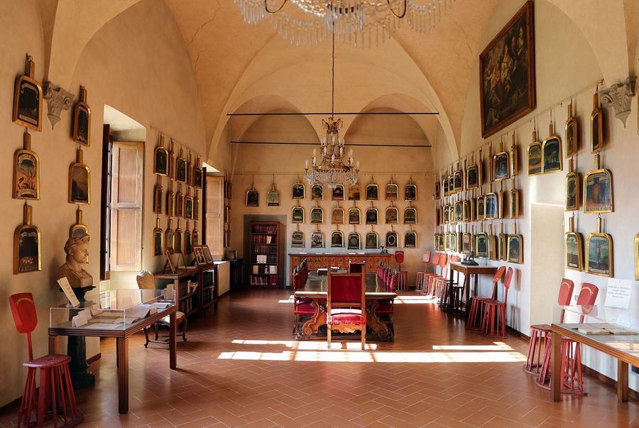 
	La sala delle Pale nella villa di Castello, attuale sede dell'Accademia della Crusca (foto Wikipedia)

