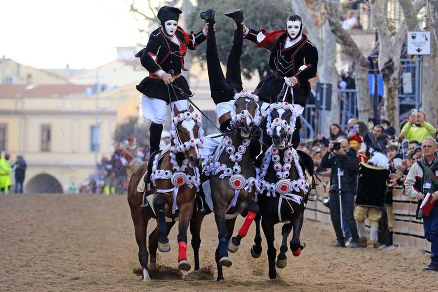 
	Una delle migliori evoluzioni acrobatiche dell'ultima Sartiglia con&nbsp;Paolo-Soddu, Rodolfo-Manni e Davide Cingolani

