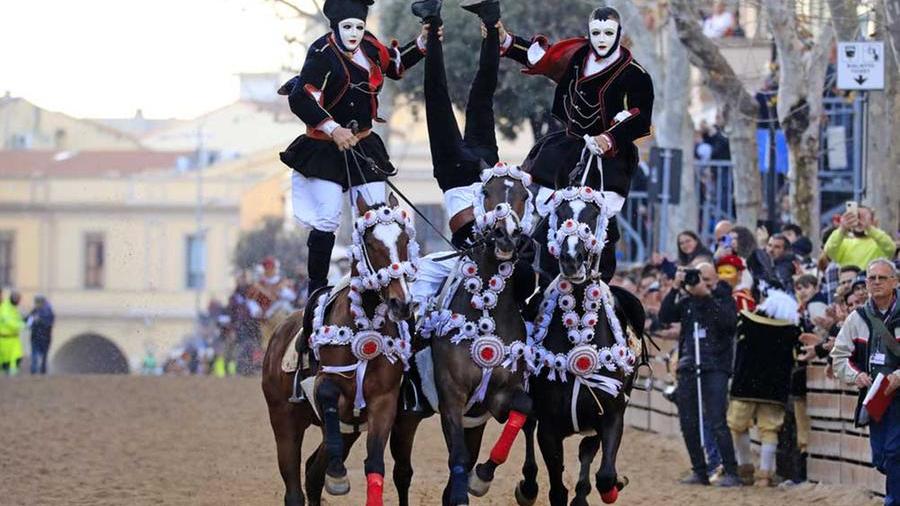 Una delle migliori evoluzioni acrobatiche dell'ultima Sartiglia con Paolo-Soddu, Rodolfo-Manni e Davide Cingolani
