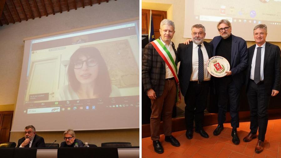 A sinistra il collegamento con Cecilia Sala, a destra la premiazione di Pino Rinaldi