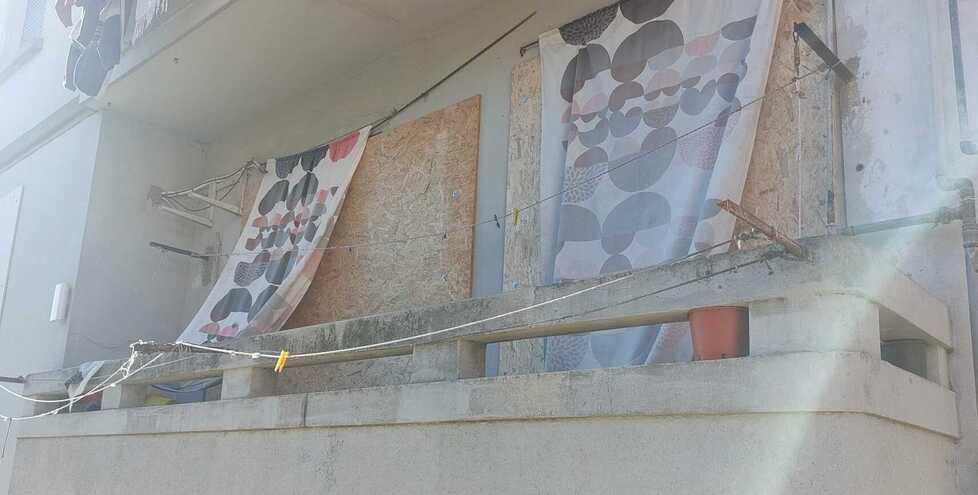 Le protezioni installate dagli addetti del Comune a porte e finestre della casa popolare in via Pisana a Pontedera