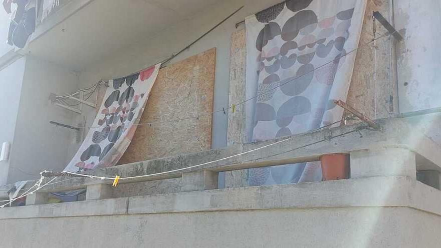 Le protezioni installate dagli addetti del Comune a porte e finestre della casa popolare in via Pisana a Pontedera
