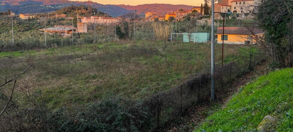 Nella foto di Nucci le condizioni fatiscenti del campo da calcio di Montecatini Alto