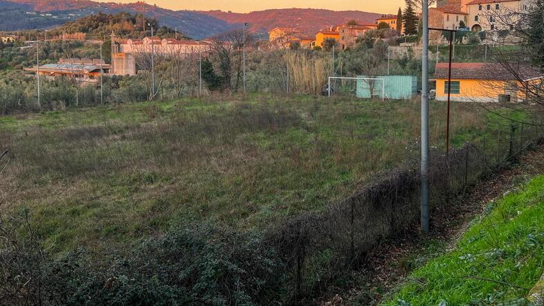 Nella foto di Nucci le condizioni fatiscenti del campo da calcio di Montecatini Alto