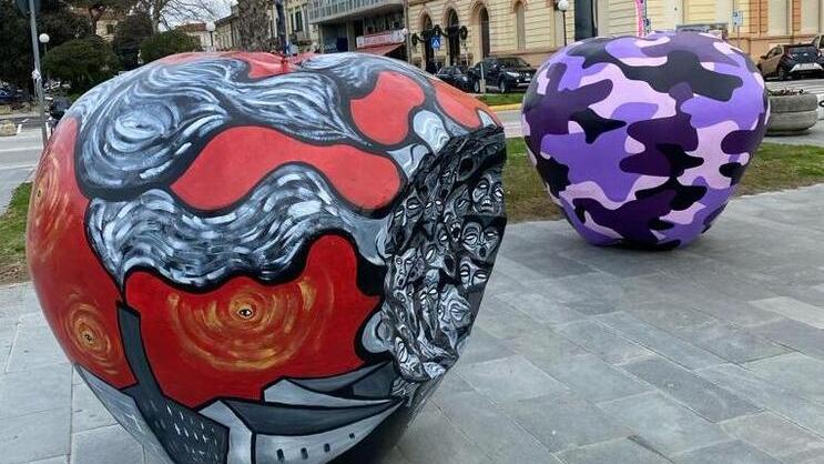 Viareggio, quindici mele giganti disseminate in città: ecco a cosa servono
