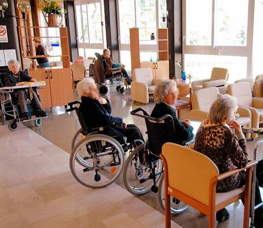 Aumenti delle rette delle Cra a Modena, i sindacati protestano: «Sono offensivi, manifesteremo sotto la Regione»